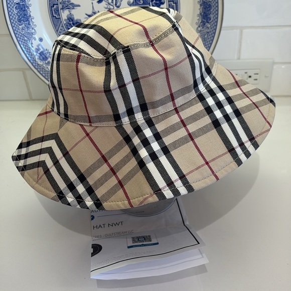 ⭐️Burberry Extra Wide Nova Check Bucket Hat—BEAUTIFUL!! Authentic—Summer-NWT - Picture 2 of 6